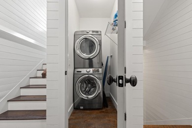 ''Southern Comfort'' is a 5-bedroom home with a carriage house - photo 34
