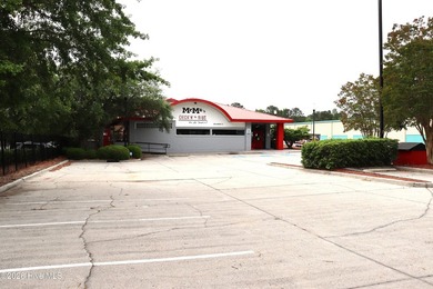 This beautifully renovated 7900 square foot restaurant facility - photo 2
