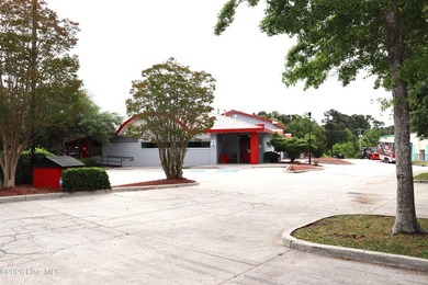 This beautifully renovated 7900 square foot restaurant facility - photo 7