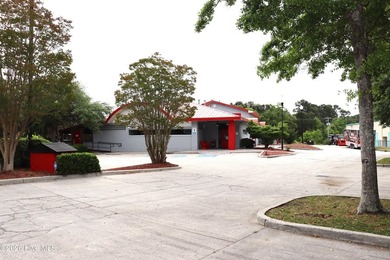 This beautifully renovated 7900 square foot restaurant facility - photo 8