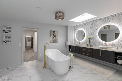 Welcome to an extraordinary, fully reimagined Colonial estate in - photo 27