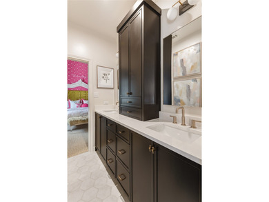 Exquisitely reimagined, this 3 or 4 bedroom single-family - photo 16