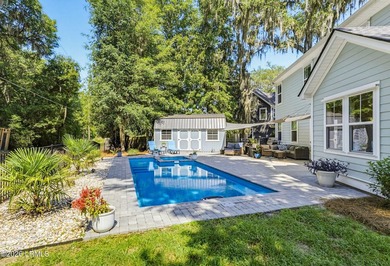 Beautifully set on a private, wooded lot in the sought-after - photo 37