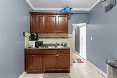 Affordable HDFC Junior 4, 1-bedroom co-op in Highbridge, priced - photo 6