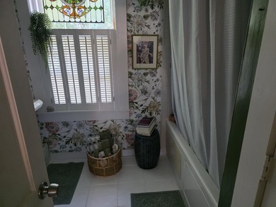 Lovely home with large fenced in yard.. Spacious rear private - photo 9