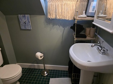 Lovely home with large fenced in yard.. Spacious rear private - photo 10