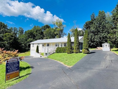 Lake Area 3 Bedroom, 3 Bath House with LARGE Basement Garage - photo 1
