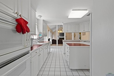 Welcome to a beautifully maintained 4-bedroom, 3-bathroom home - photo 11