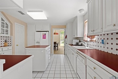 Welcome to a beautifully maintained 4-bedroom, 3-bathroom home - photo 12