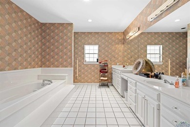 Welcome to a beautifully maintained 4-bedroom, 3-bathroom home - photo 22
