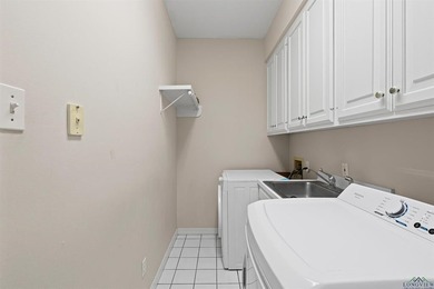 Welcome to a beautifully maintained 4-bedroom, 3-bathroom home - photo 32