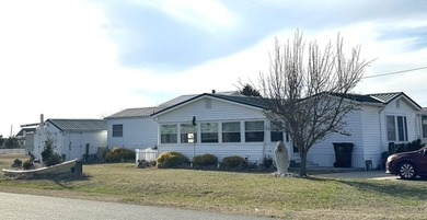 Charming coastal retreat on the south end of Chincoteague Island - photo 1