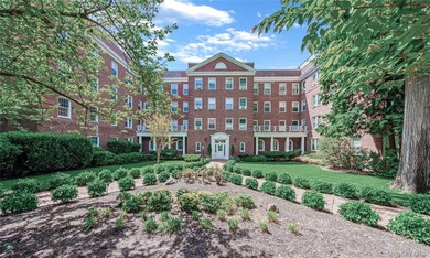 Welcome to this elegant, move in ready, 2-bedroom, 1-bathroom - photo 1