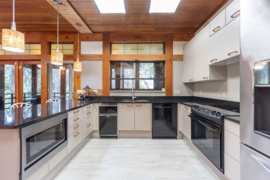 Luxury living on the water! This elaborate, custom 4 bedroom, 3 - photo 14