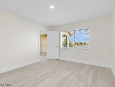 Welcome to this FULLY RENOVATED condo offering tranquil lake - photo 18