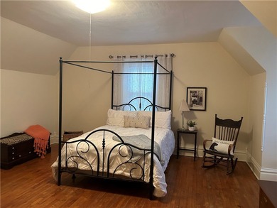 Charming 3-bedroom home with timeless character, featuring - photo 19