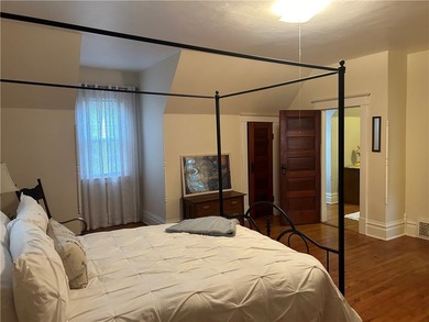 Charming 3-bedroom home with timeless character, featuring - photo 20