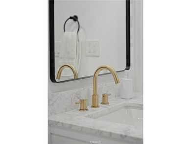 Beautifully remodeled with custom designer finishes, move-in - photo 21