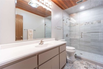 Luxury living on the water! This elaborate, custom 4 bedroom, 3 - photo 30