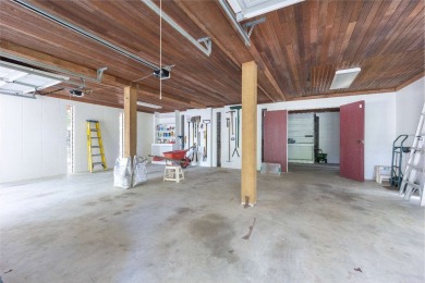 Luxury living on the water! This elaborate, custom 4 bedroom, 3 - photo 43