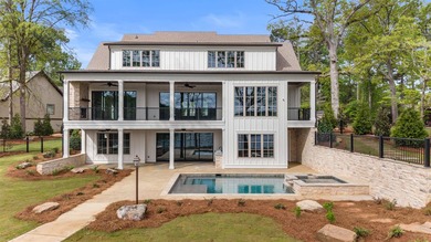'PENNY'S PLACE' SET ALONG THE SHORELINE OF LAKE OCONEE, IS A - photo 2