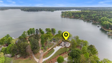 'PENNY'S PLACE' SET ALONG THE SHORELINE OF LAKE OCONEE, IS A - photo 4