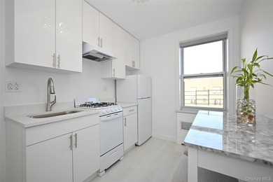 Welcome to your beautifully renovated studio oasis! This - photo 7