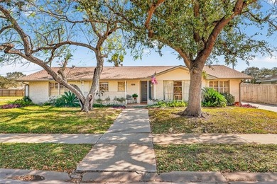 Beautifully maintained one-story home in desirable Lamar Park - photo 1