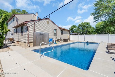 *** 6 BEDROOM COLONIAL *** 3 FULL BATHROOMS *** WHOLE HOUSE - photo 30