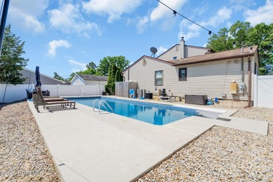 *** 6 BEDROOM COLONIAL *** 3 FULL BATHROOMS *** WHOLE HOUSE - photo 32
