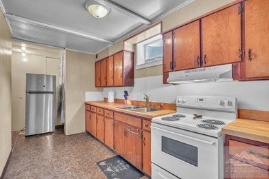Beautifully renovated tri-level home offering space, comfort - photo 47