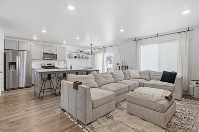 Don't miss this beautiful 3-bedroom, 2.5-bathroom townhome - photo 4