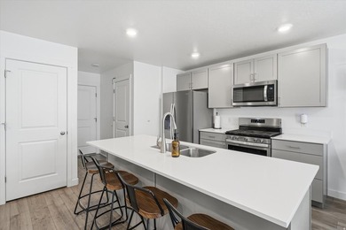 Don't miss this beautiful 3-bedroom, 2.5-bathroom townhome - photo 7