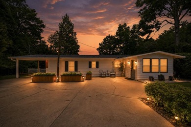 Welcome to your private lakefront retreat, perfectly positioned - photo 3