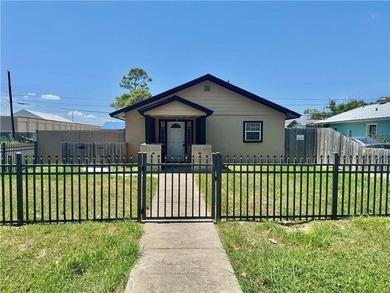 Flour Bluff District presents an impressive three-bedroom - photo 2