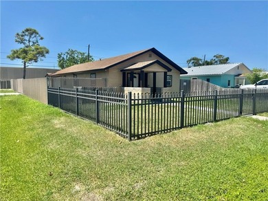 Flour Bluff District presents an impressive three-bedroom - photo 3