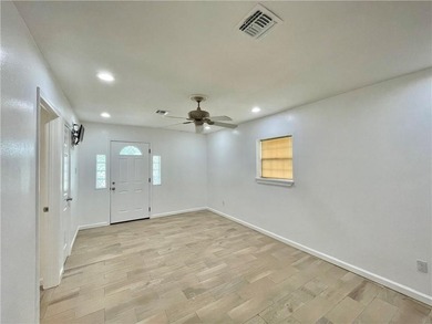Flour Bluff District presents an impressive three-bedroom - photo 4