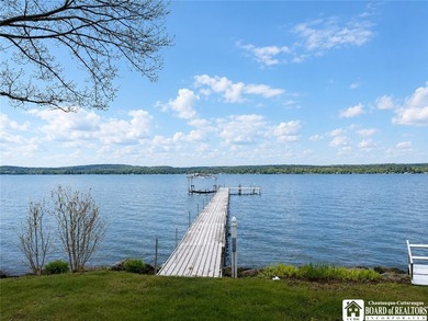 4 bedroom, 4 bath home set on a quiet street with an impressive - photo 2