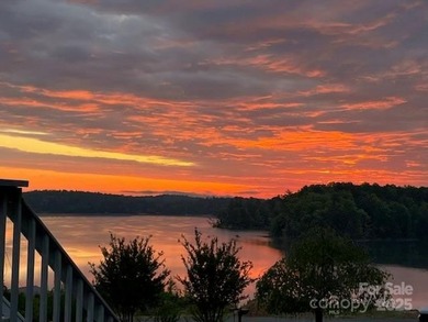 BEAUTIFUL 4 BEDROOM HOME WITH SPECTACULAR GOLF COURSE AND LAKE - photo 2