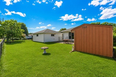Welcome home to this well-maintained split 4-bedroom - photo 3