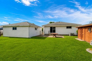 Welcome home to this well-maintained split 4-bedroom - photo 4