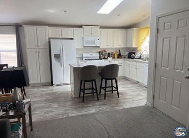 Welcome to Alpine Oaks Mobile Estates! This beautifully - photo 4