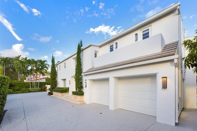 This luxurious Miami Beach estate presents a seamless blend of - photo 39