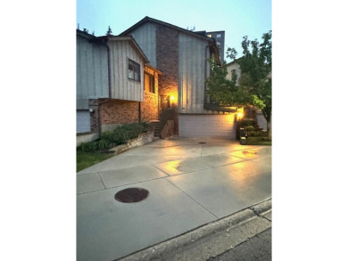 Lake Townhome/Townhouse For Sale in Willowbrook, Illinois