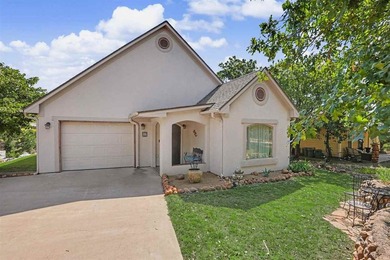Beautiful home in Medicine Park's Granite Ridge Addition. This 3 - photo 1