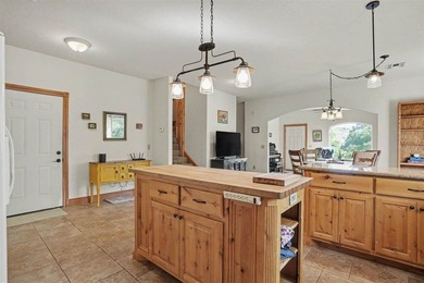 Beautiful home in Medicine Park's Granite Ridge Addition. This 3 - photo 8