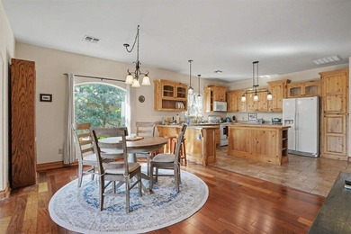 Beautiful home in Medicine Park's Granite Ridge Addition. This 3 - photo 10