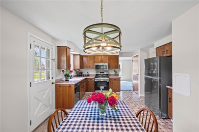 Welcome to 24 Sunbridge Drive! Lovingly maintained by its - photo 12