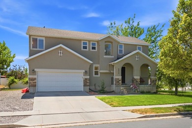 Welcome to this beautiful 3-bedroom, 2.5-bath home tucked away - photo 2