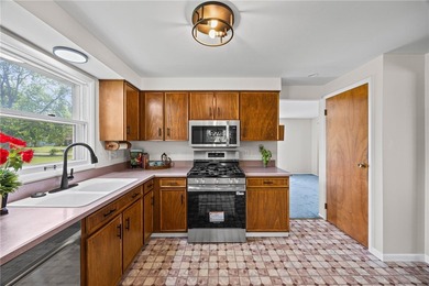 Welcome to 24 Sunbridge Drive! Lovingly maintained by its - photo 13